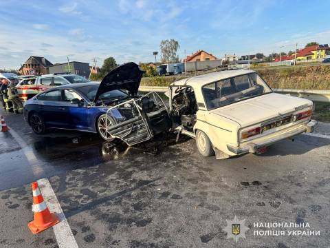 На Львівщині внаслідок ДТП загинув водій ВАЗ, двоє постраждалих госпіталізовані
