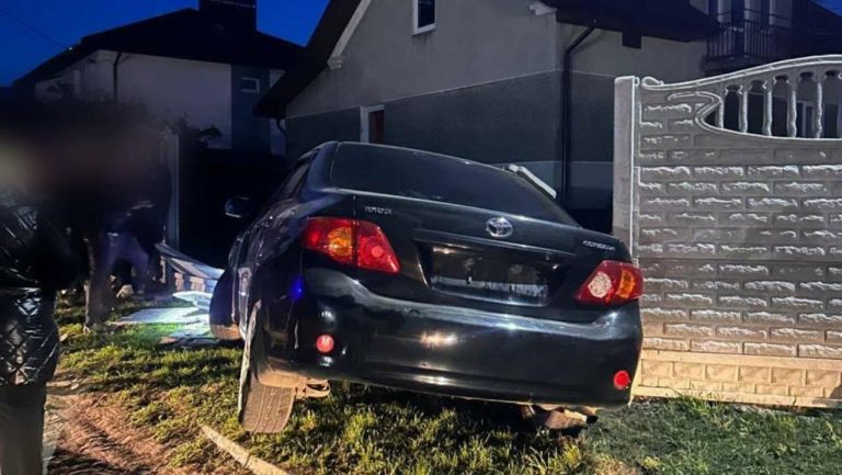 Під Львовом 51-річний керманич Toyota врізався в паркан приватного будинку