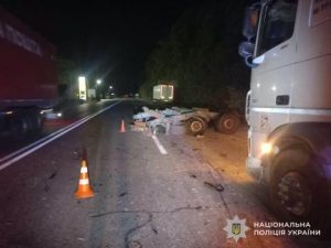 Поблизу Львова водій та пасажирка легковика травмувалися в аварії за участю вантажівки