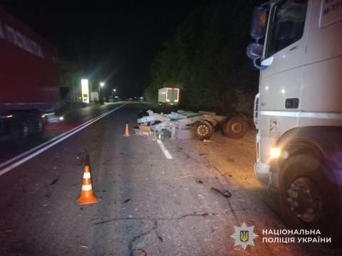 Поблизу Львова водій та пасажирка легковика травмувалися в аварії за участю вантажівки