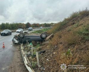 Поруч зі Львовом Volkswagen Golf злетів з дороги, травмовано троє осіб