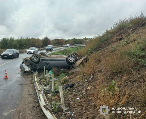 Поруч зі Львовом Volkswagen Golf злетів з дороги, травмовано троє осіб