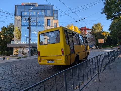 Приватні автобусні компанії тимчасово зупиняють роботу деяких маршрутів у Львові