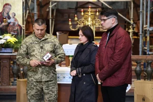 Родинам дванадцяти загиблих захисників України вручили ордени «Хрест Героя»