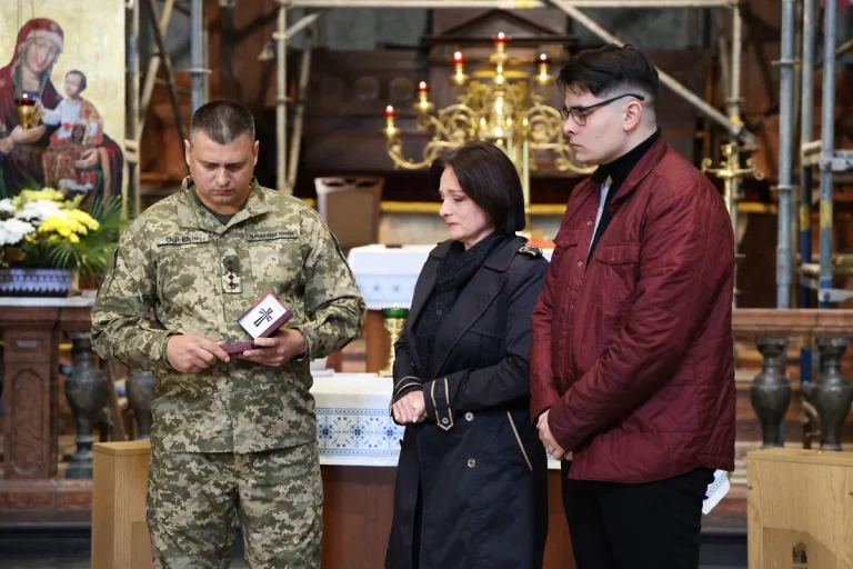 Родинам дванадцяти загиблих захисників України вручили ордени «Хрест Героя»