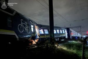 Страшна аварія двох поїздів у Львові: вже восьмеро постраждалих