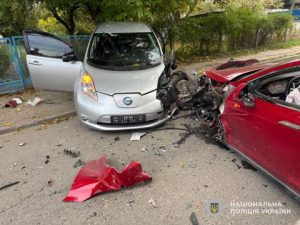 У Дрогобичі нетвереза водійка Tesla зіткнулася з Nissan Leaf, є травмований