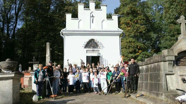 У Дрогобичі волонтери з України та Польщі впорядкували старовинний цвинтар XVIII століття