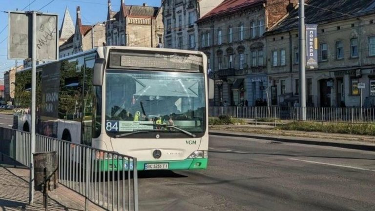 У Львові через різке гальмування в маршрутці жінка отримала перелом руки