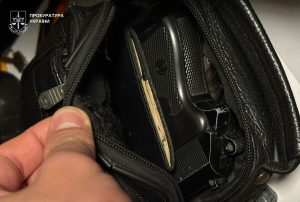 У Львові чоловік скоїв розбійний напад, погрожуючи іграшковою зброєю