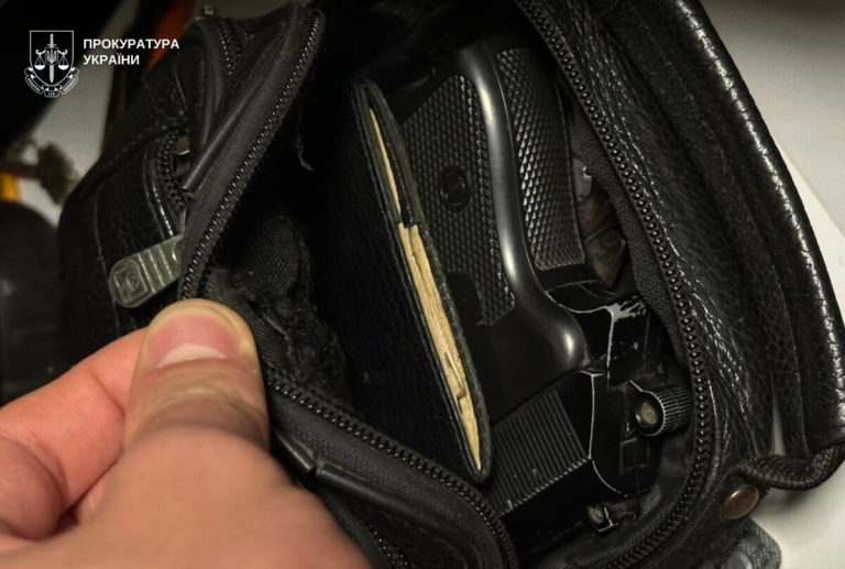 У Львові чоловік скоїв розбійний напад, погрожуючи іграшковою зброєю