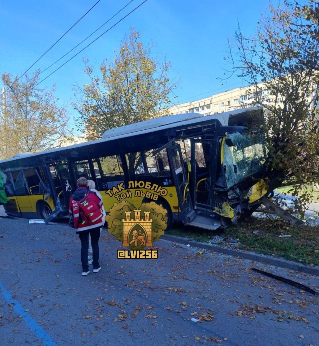 У Львові інкасаторський автомобіль зіткнувся з маршруткою (ВІДЕО)