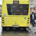 У Львові маршрутчик зіткнувся з авто і продовжив рух без зупинки