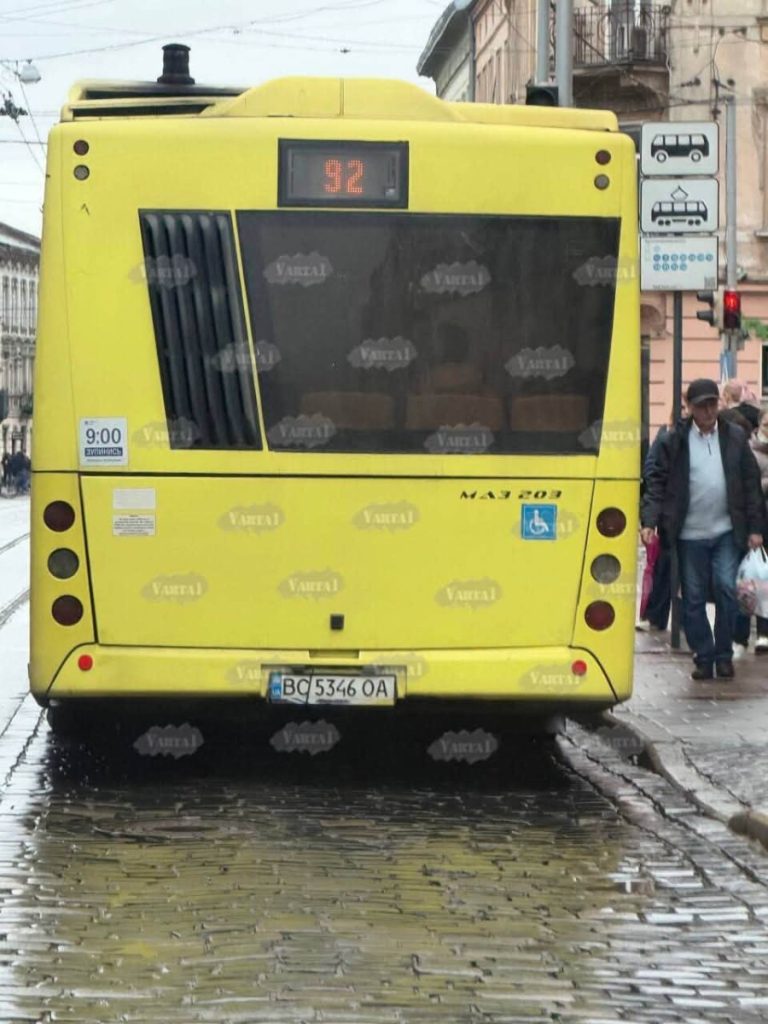 У Львові маршрутчик зіткнувся з авто і продовжив рух без зупинки