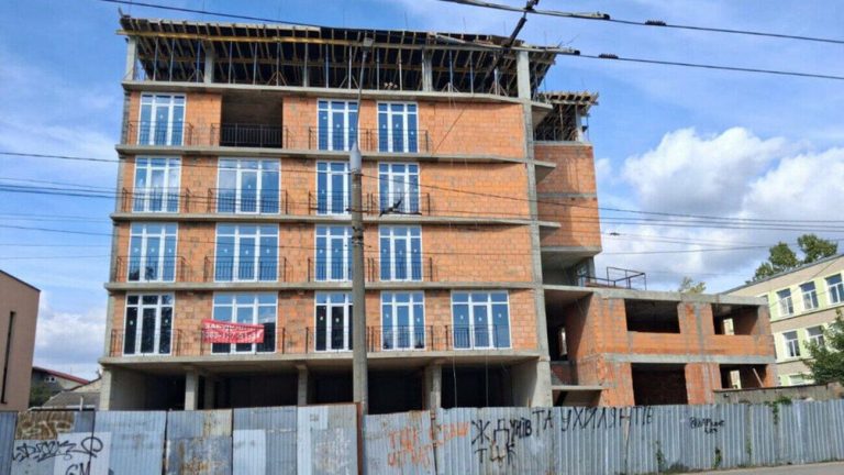 У Львові міська влада оскаржує дозвіл на багатоповерхівку, яку вже збудували на вулиці Олесницького