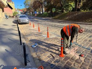 У Львові на платній парковці з’явились впізнавані стовпчики Садового