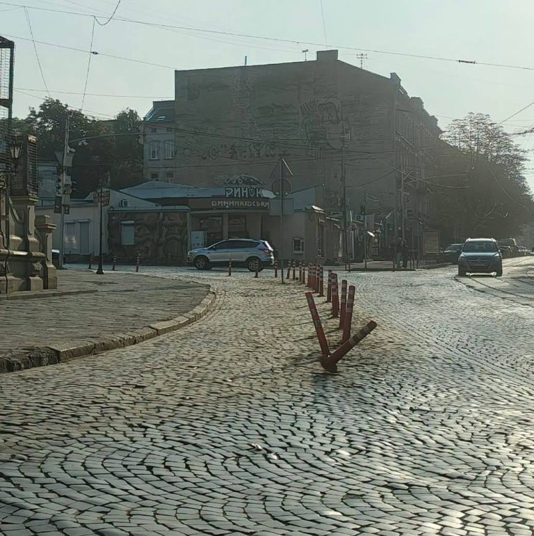 У Львові популярні стовпчики Садового спрямовані в різні сторони