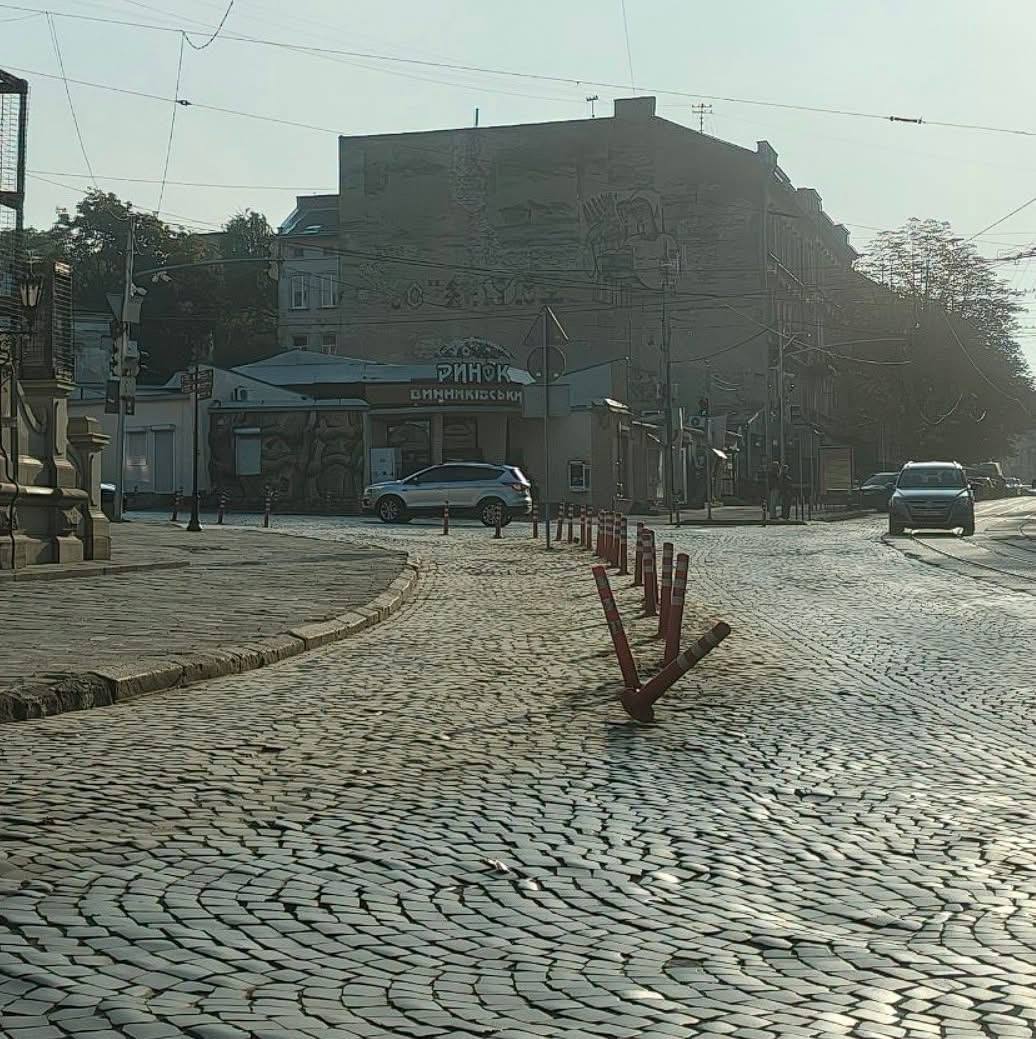 У Львові популярні стовпчики Садового спрямовані в різні сторони