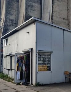 У Львові прибрали тимчасову споруду біля ЦУМу