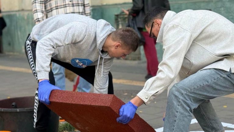 У Львові випробовують новий пандус, що поєднує паркомісце і тротуар