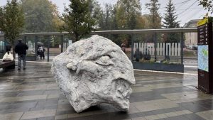 У Львові з’явилась нова незвичайна скульптура