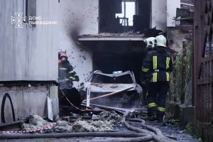 У Мурованому через падіння збитого безпілотника постраждали житлові будинки