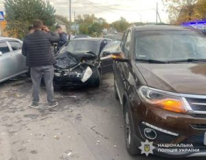 У Шептицькому сталася ДТП за участю чотирьох авто, в якій травмувалися двоє дітей і дорослий