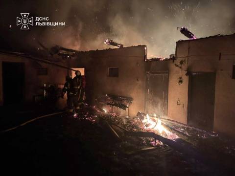 У Стрийському районі вщент згоріли господарська споруда та автомобіль Daewoo Nexia