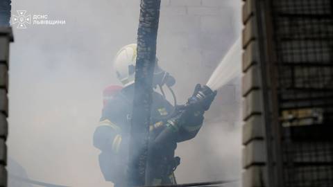 У Яворівському районі чоловік отримав опіки внаслідок пожежі в помешканні та був госпіталізований
