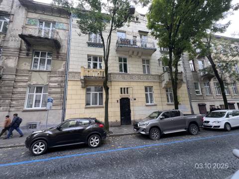 Унікальна пропозиція: приміщення в історичній будівлі біля трамвайного депо на Вітовського продають за два мільйони гривень