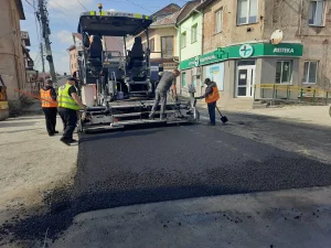 В Судовій Вишні триває ремонт, дорожники укладають асфальтобетонне покриття