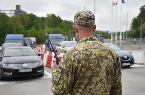 Великі черги на пункті пропуску Львівщини для виїзду до Польщі