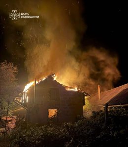 Вночі на Львівщині спалахнула літня кухня, рятувальники встигли врятувати будівлю
