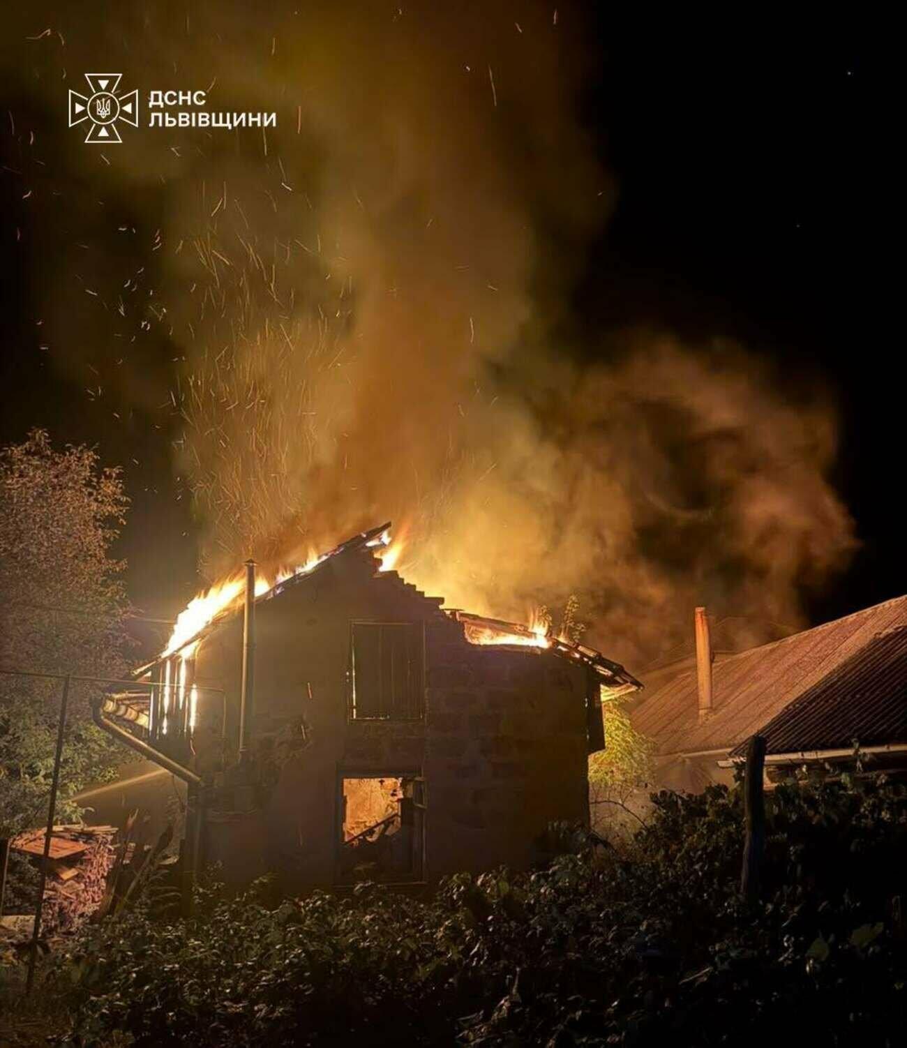 Вночі на Львівщині спалахнула літня кухня, рятувальники встигли врятувати будівлю
